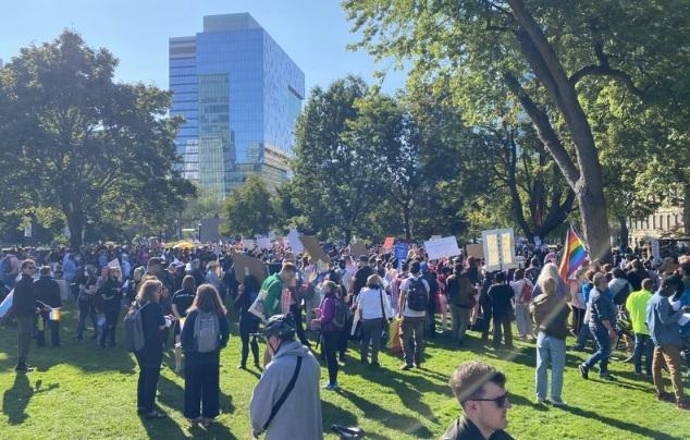 В Канаде прошли массовые протесты против трансгендерного фашизма