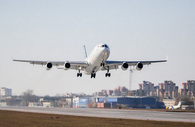 Опытный образец самолета Ил-96-400М совершил первый полет