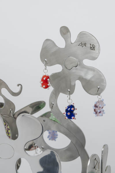 Бюро .dpt и бренд Bean Jewellry представили стенд для украшений
