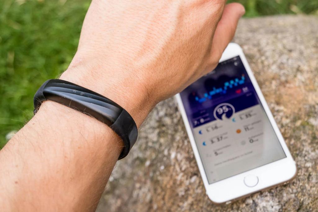 Как подключить фитнес-браслет Mi Band к телефону